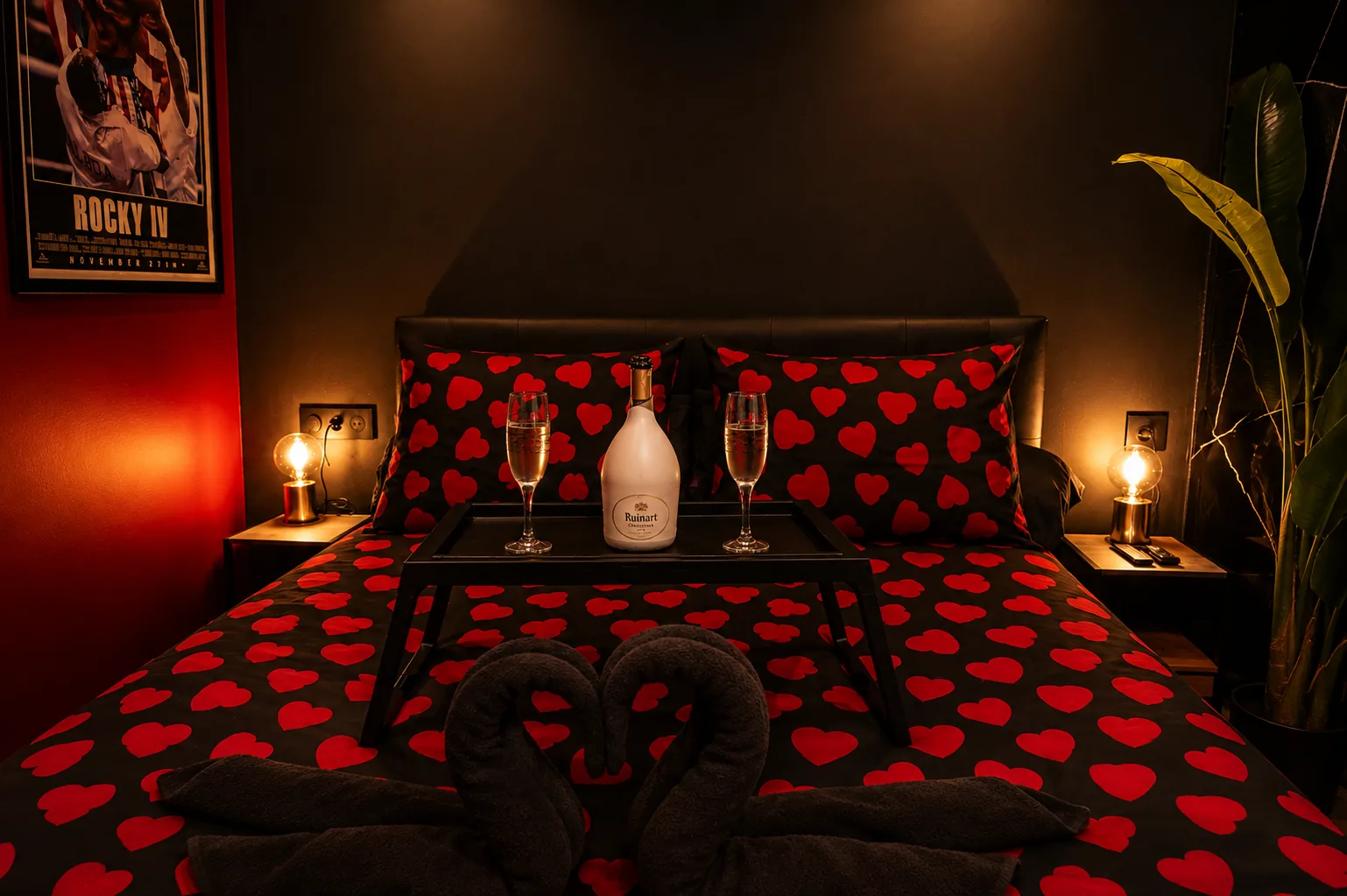 Loveroom Cinéma Room à Salon-de-Provence : lit Queen size, champagne et ambiance tamisée face à l’écran cinéma 3 mètres
