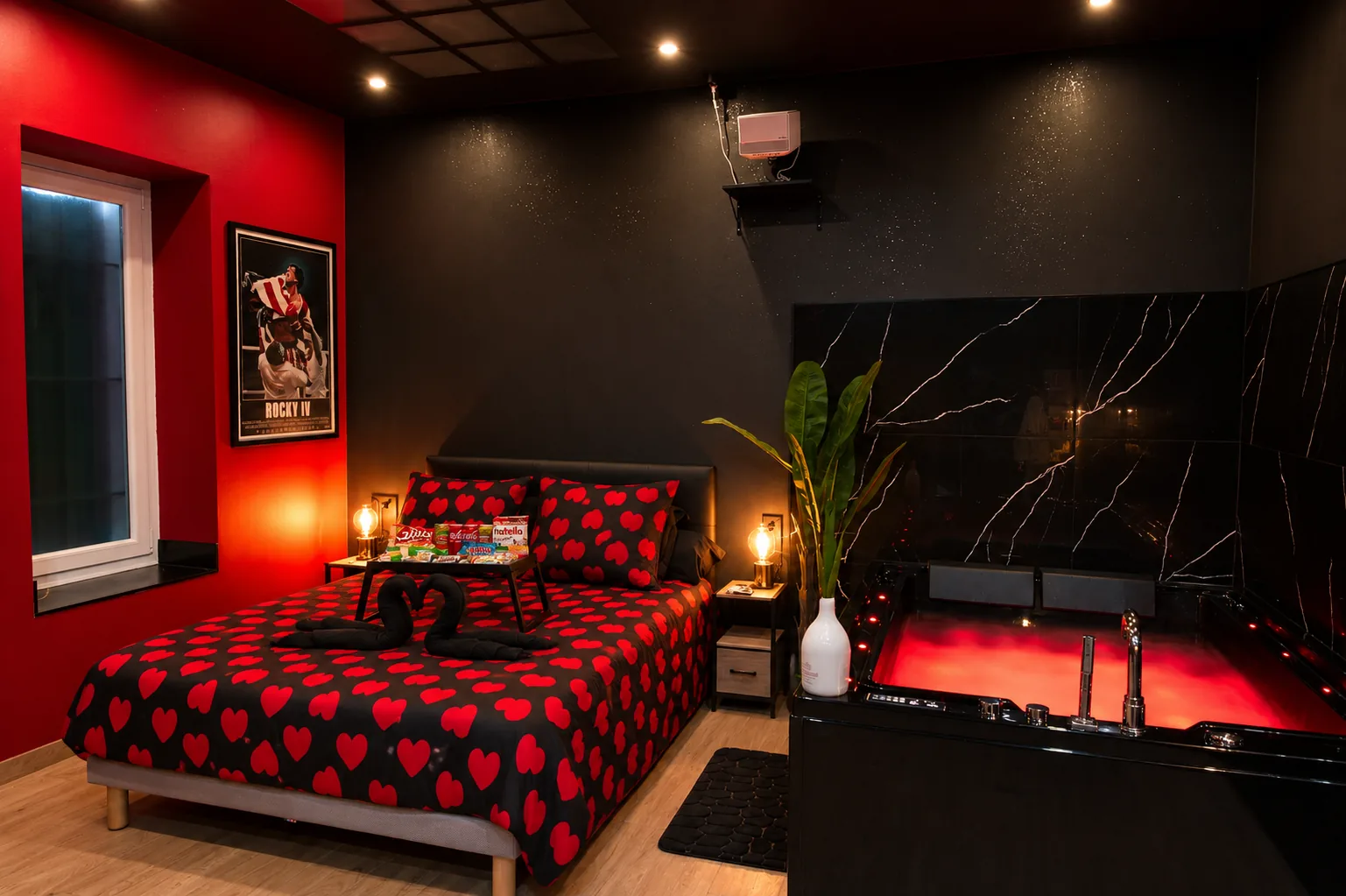 Lit Queen size et jacuzzi balnéo de la loveroom à Salon-de-Provence