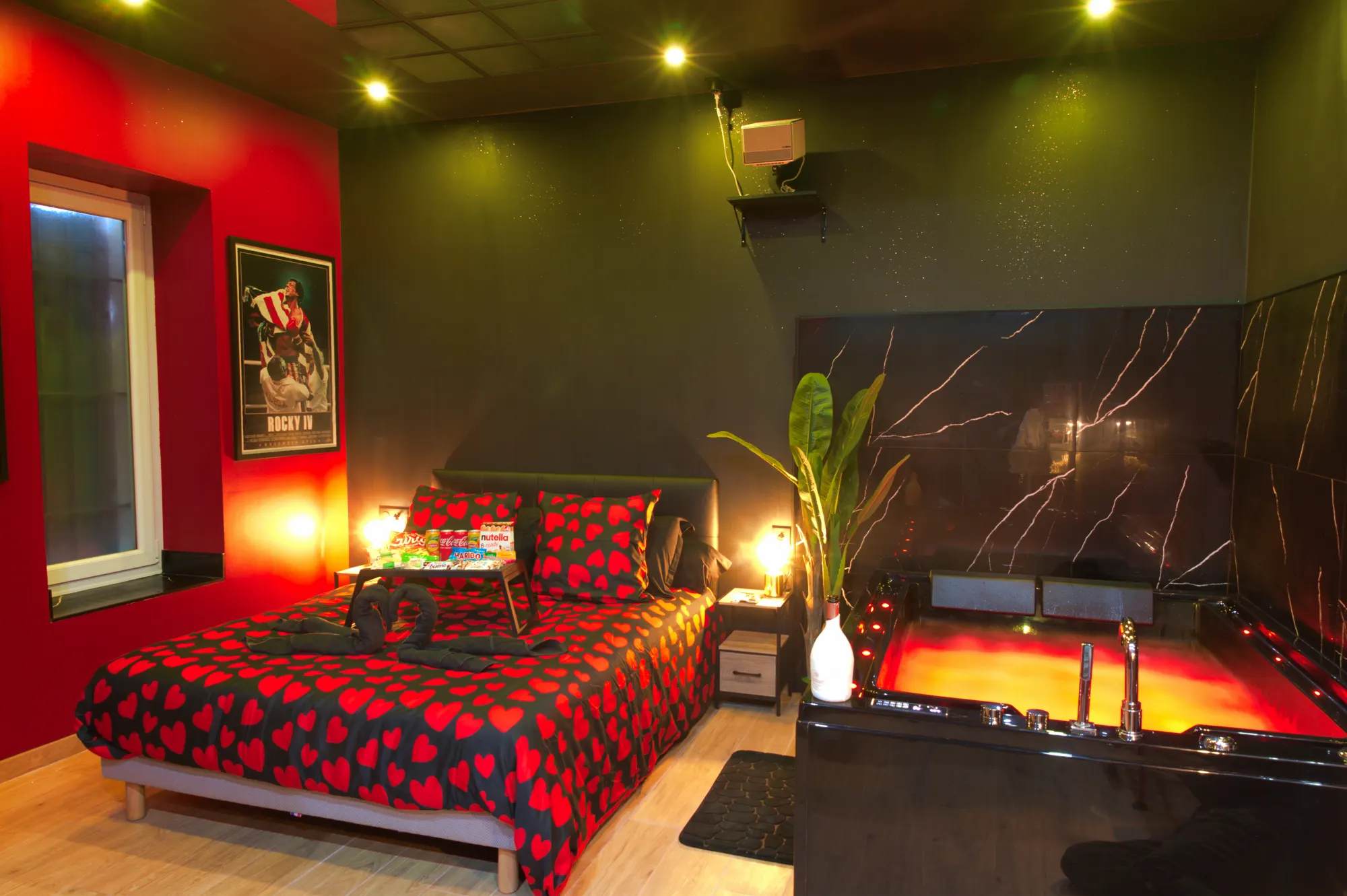 Lit Queen size et jacuzzi balnéo de la loveroom à Salon-de-Provence