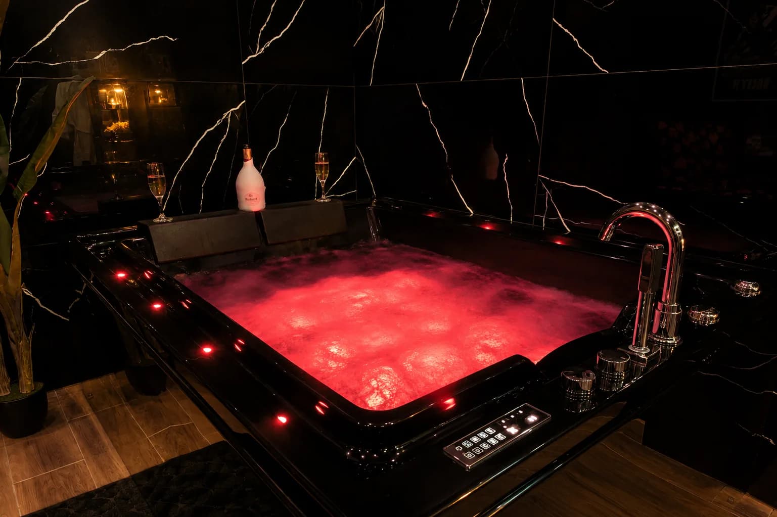 Jacuzzi balnéo en éclairage rouge, Cinéma Room Salon-de-Provence