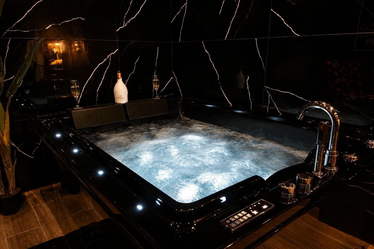 Jacuzzi balnéo en éclairage blanc, Cinéma Room Salon-de-Provence