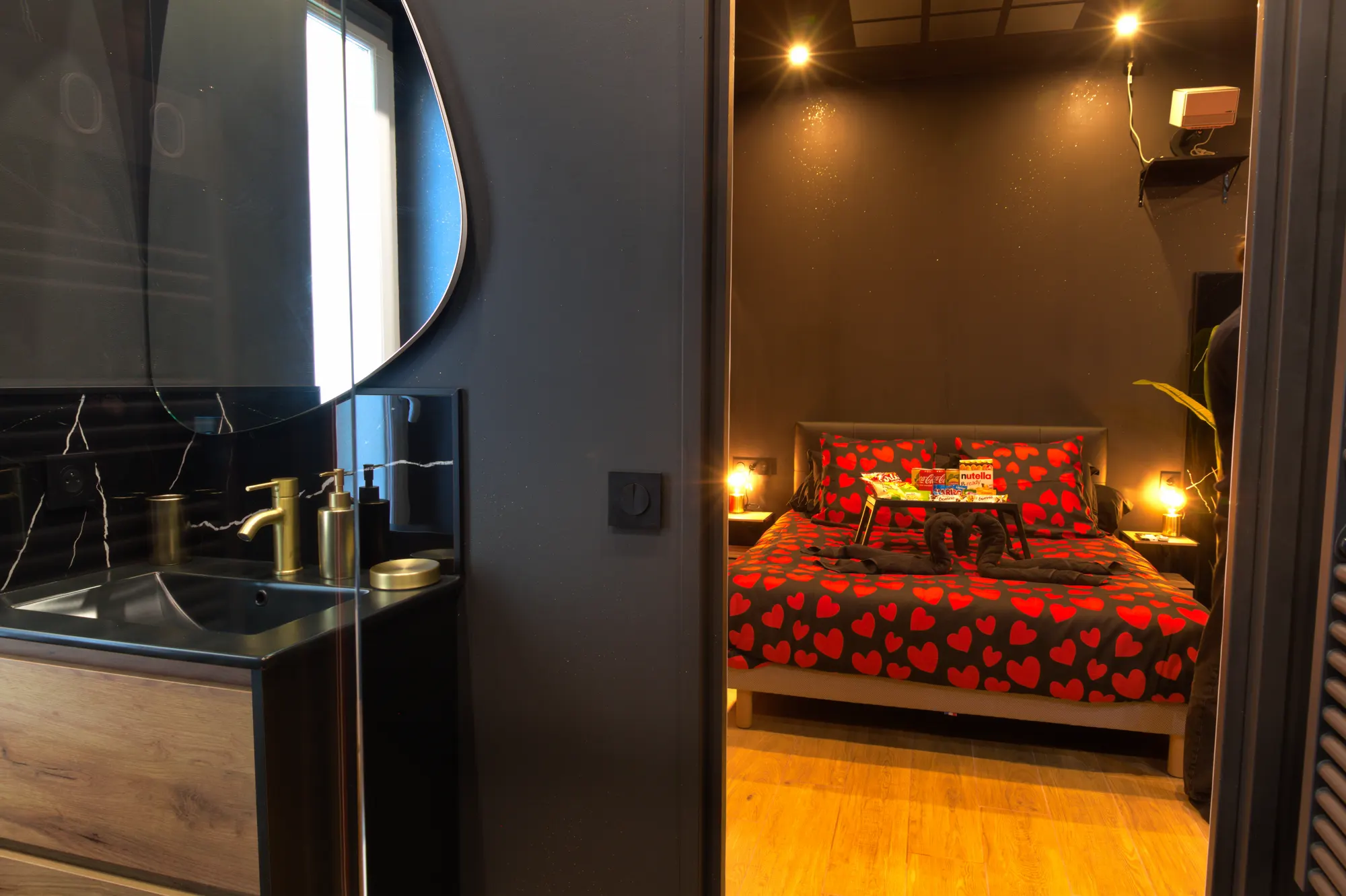 Douche à l’italienne vue depuis le lit de la Cinéma Room