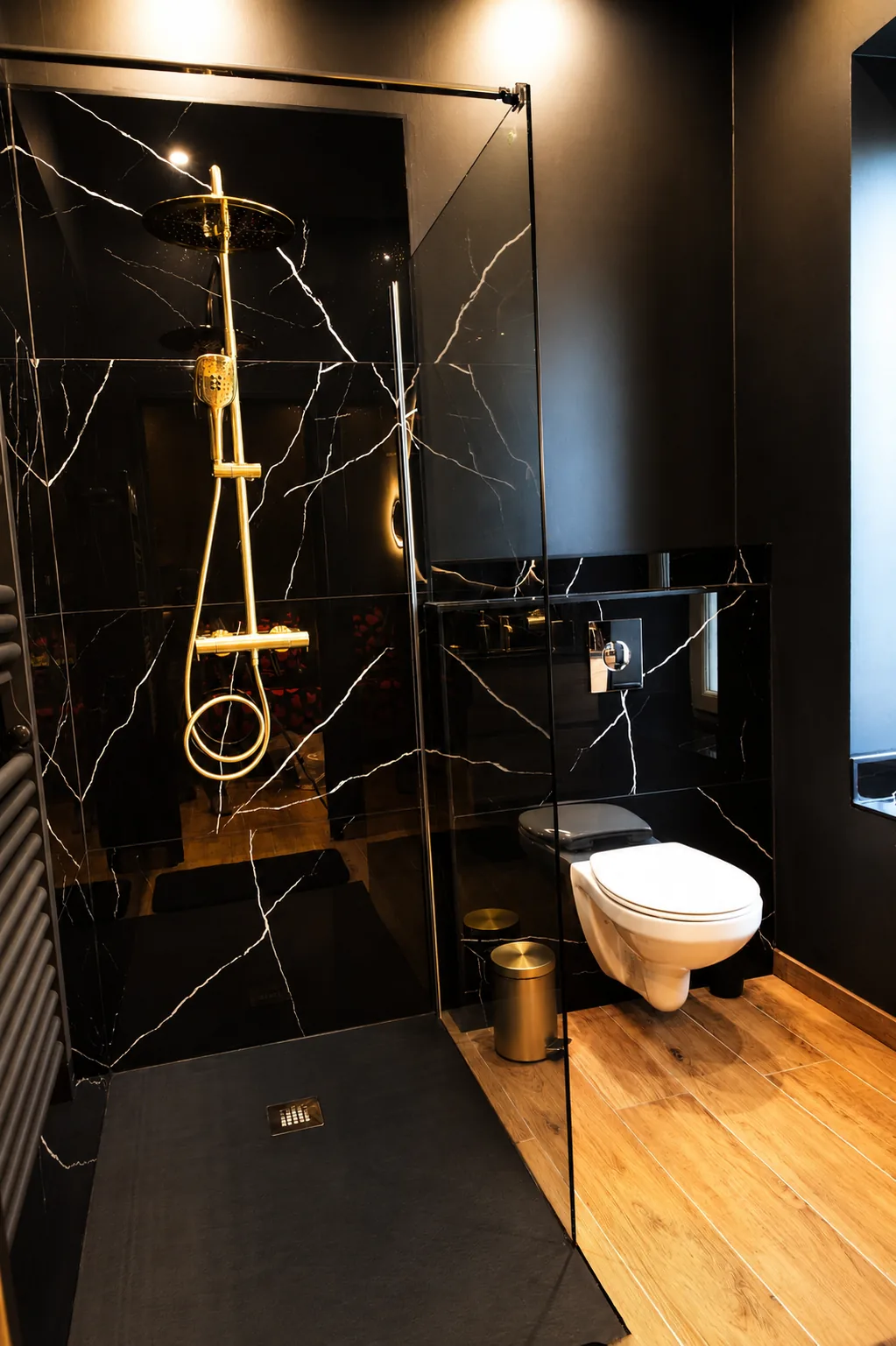 Douche à l’italienne en marbre noir de la Cinéma Room
